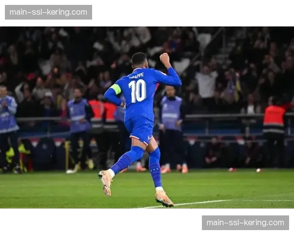 姆巴佩完成巴黎生涯300场里程碑，赛前获俱乐部特别表彰