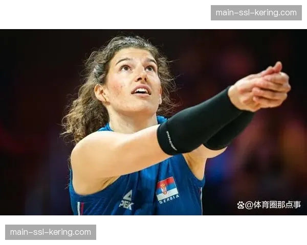 特写镜头：土耳其女排主教练古德蒂在技术暂停时激动的战术板讲解